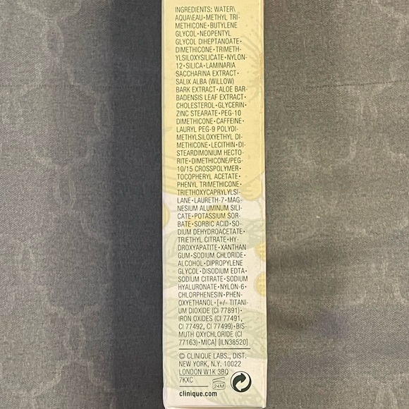 Clinique Stay-Matte Oil-free Makeup - Picture 4 of 8